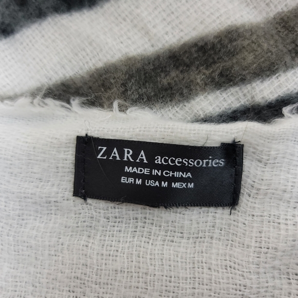 Zara black white gray striped fuzzy blanket scarf - Picture 3 of 13